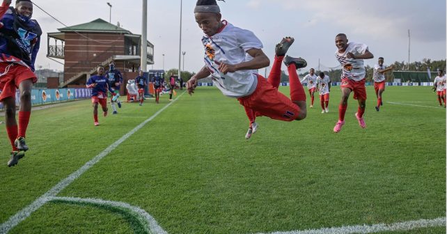 Sello Diphoko Kovsies dives corner